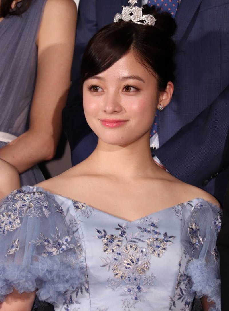 日本第一美少女桥本环奈被迪士尼公主裙毁了，短腿是致命伤害