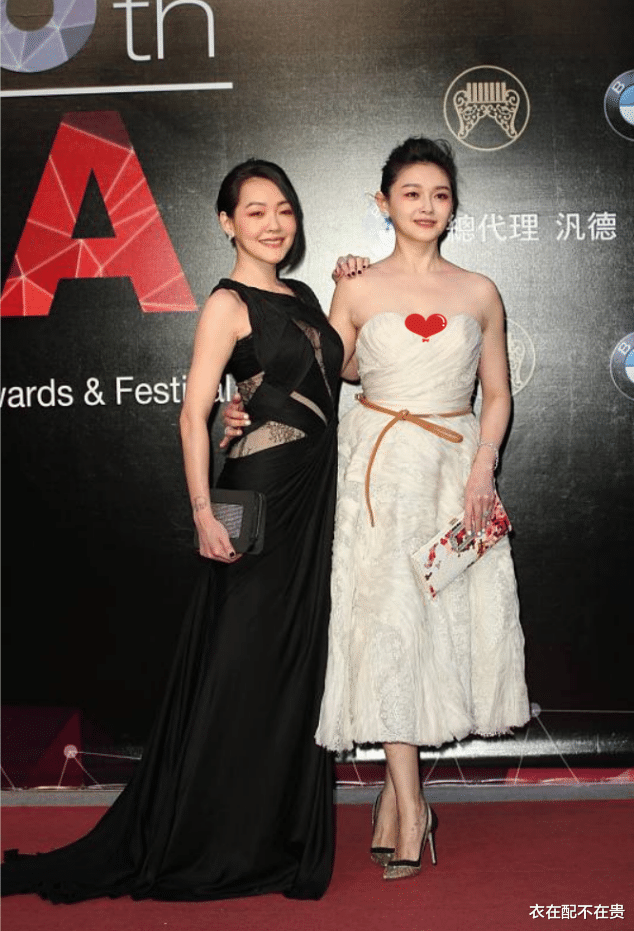 大S|大S和小S的合影引热议,虽然身材不如妹妹,却靠穿衣在气质上取胜