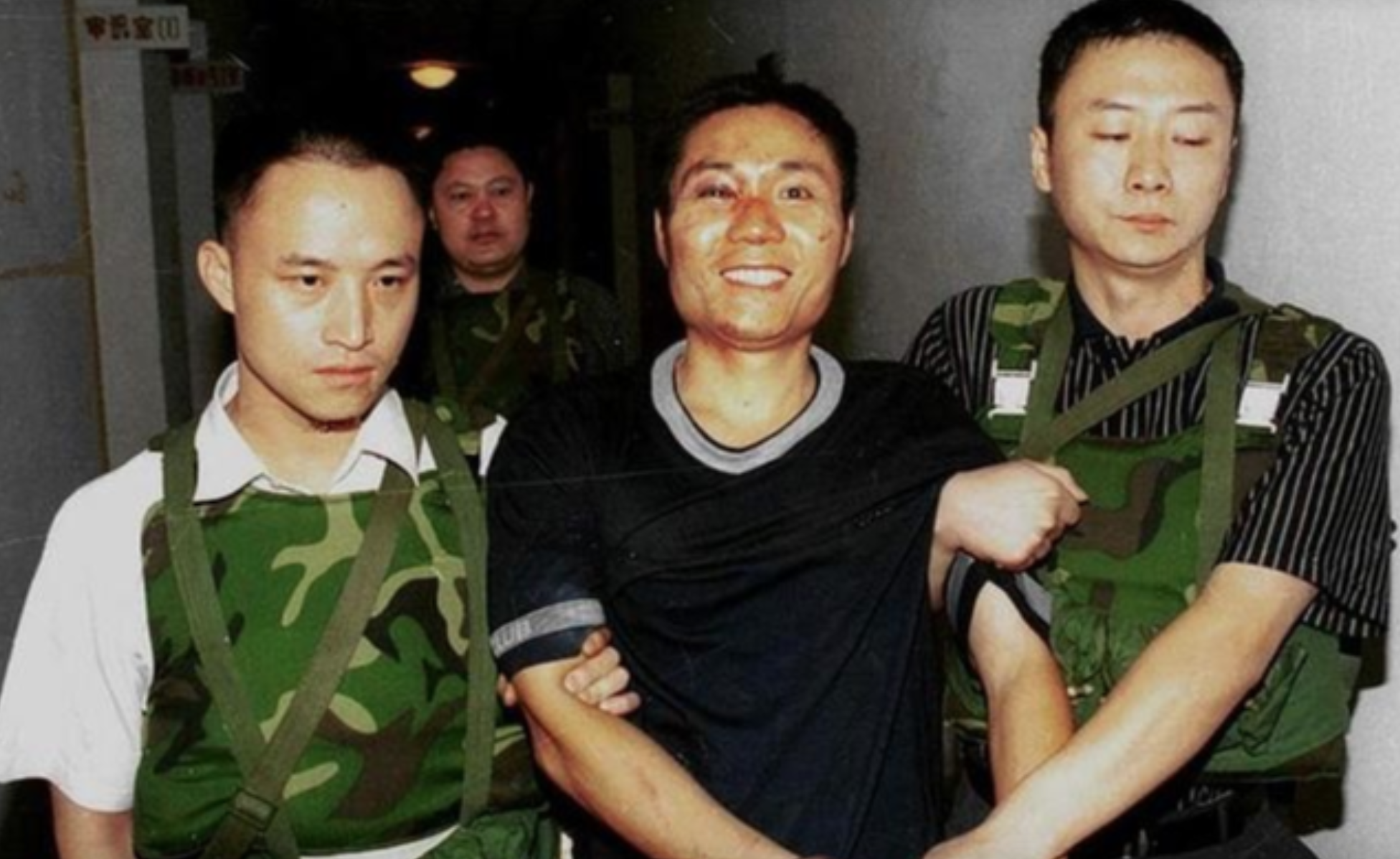张君:被称“中国第一悍匪”,杀伤近50人抢500多万,多名情妇成帮凶