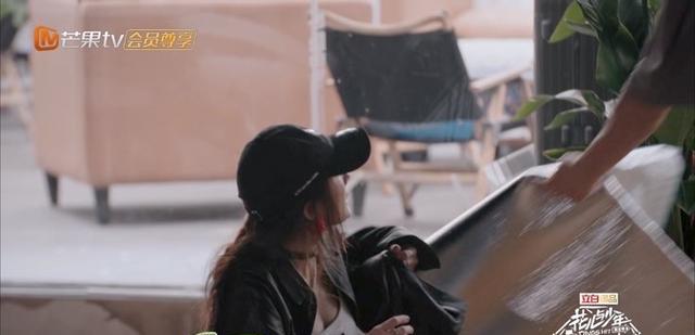 韩东君|《花少》杨幂生理期坐地上,韩东君的反应真细心,两人莫名有cp感