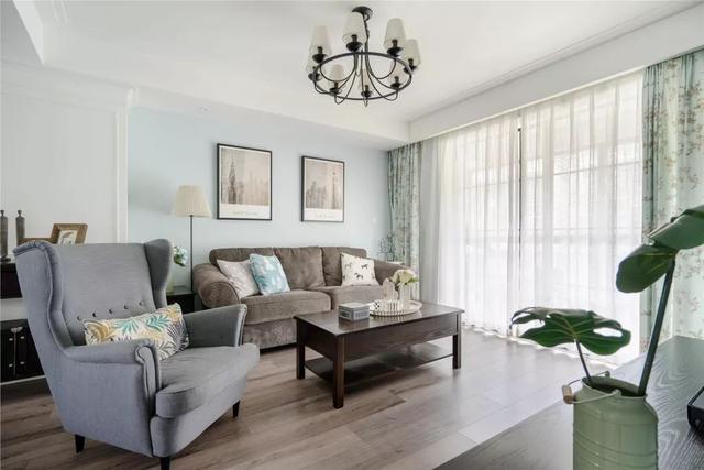 现代北欧风格的三居室,装修新式美观,玄关的设计实用且大方好看