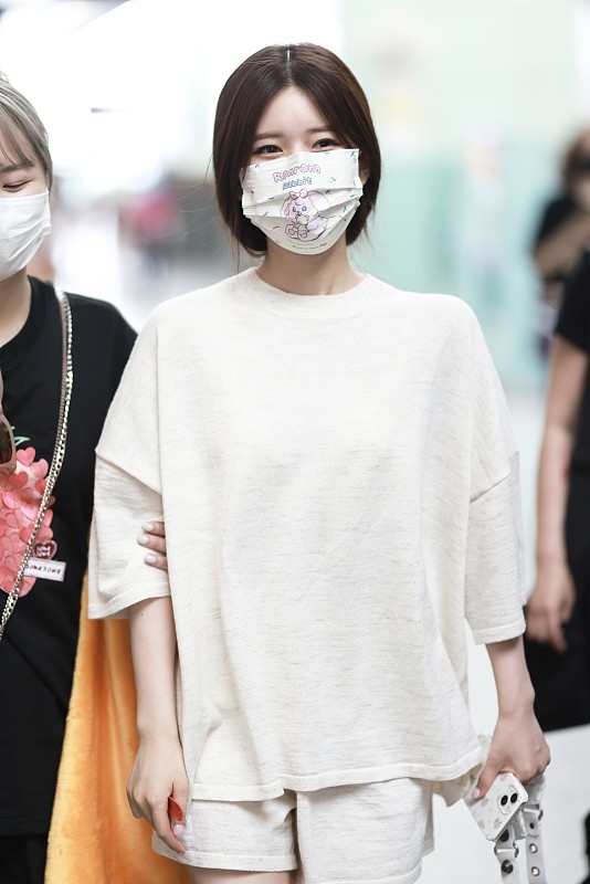 赵露思穿上短裤变得好高级，气质文艺还稳重，都有古风感了