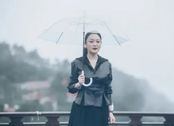 赖冠霖|53岁陈红也老了！穿休闲装陪陈凯歌参加名导聚会，皮肤暗沉变大妈