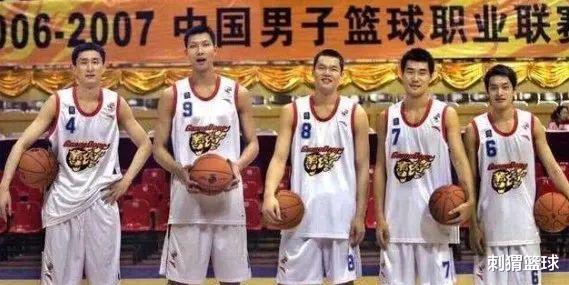 广东男篮|四进三出国家队！佛山传奇，他是阿联之前的宏远神塔... ?