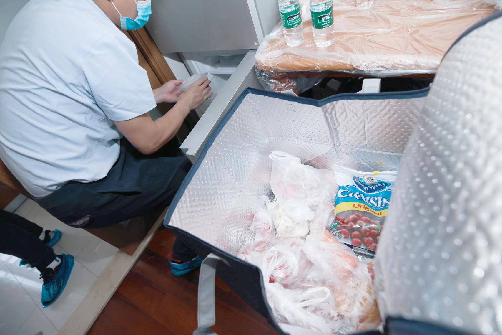 用了10年冰箱才知道,后面还有个储水盒,打开以后,厨房全是臭味