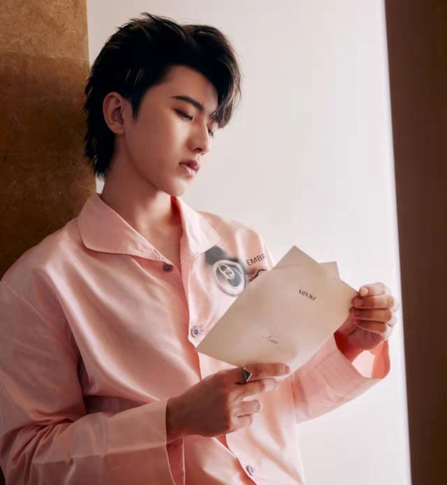 李易峰|蔡徐坤粉丝向普拉达要说法：李易峰的title为啥比蔡徐坤高？