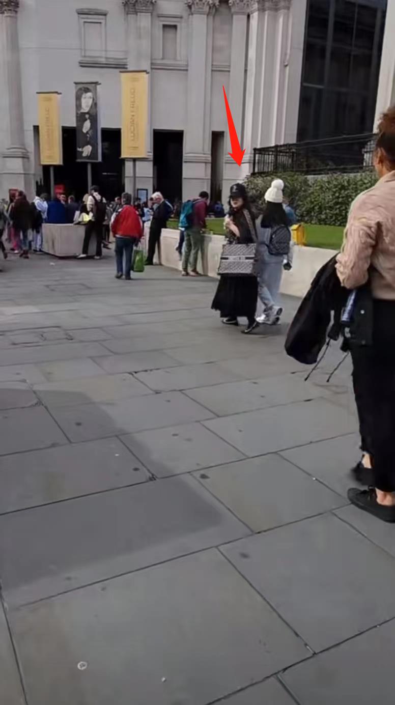 王诗龄|李湘母女现身英国国家美术馆！背万元名牌包，13岁王诗龄身材纤瘦