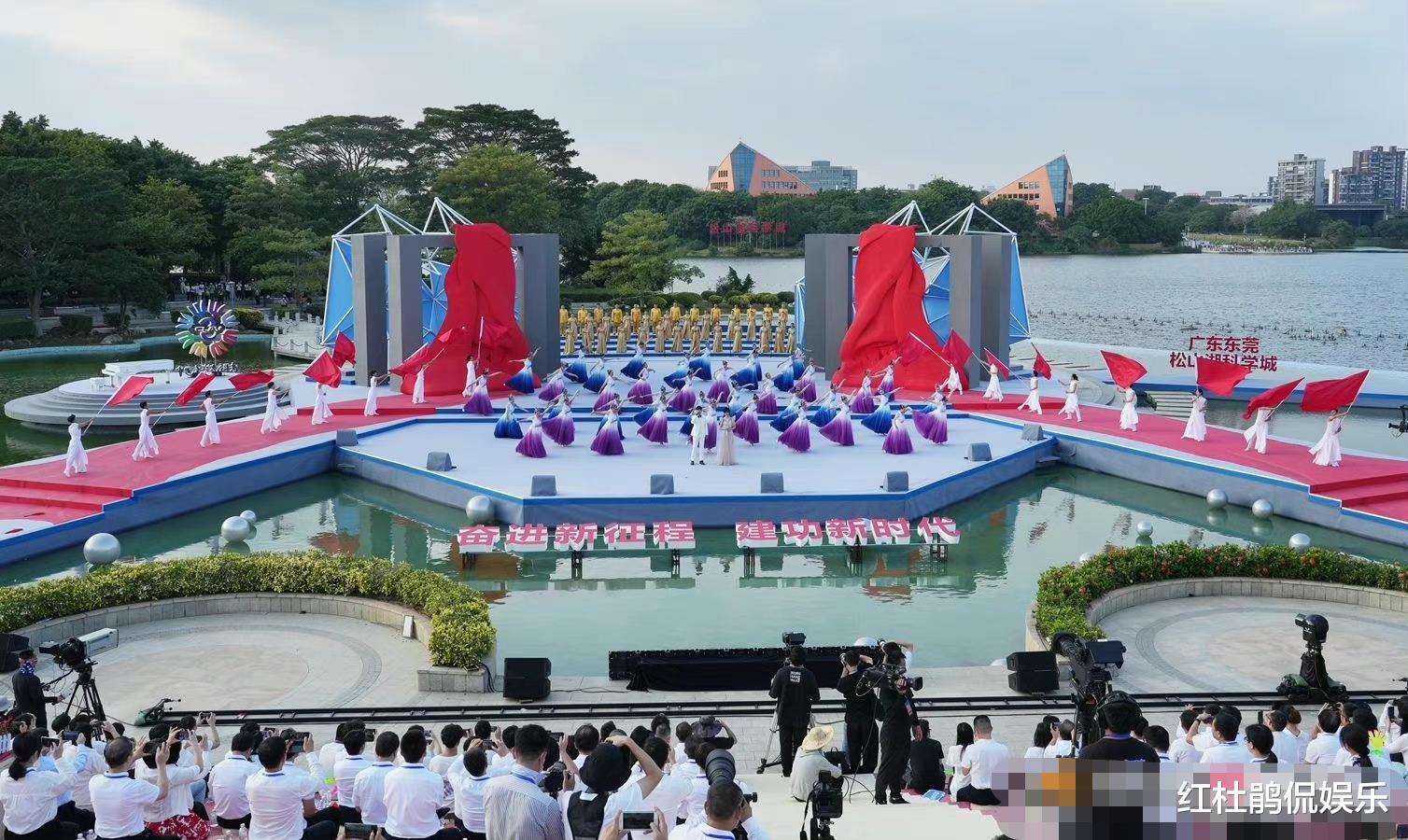 张蕾|央视主持人张泽群张蕾搭档主持志愿者协会文艺演出，状态好有默契