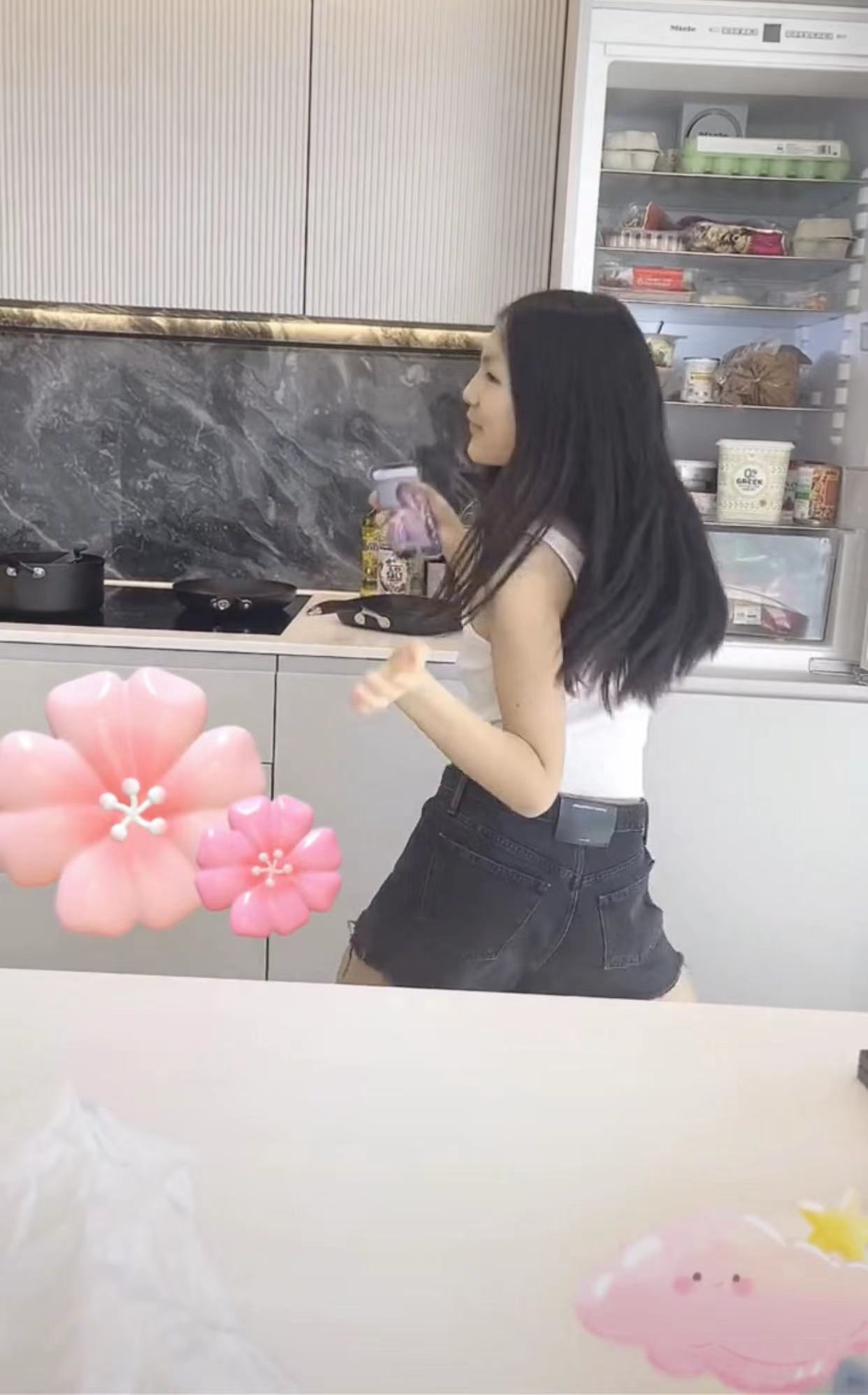 王诗龄|李湘一家英国生活优越！王诗龄满身奢侈品看歌剧，一双美腿瘦成杆