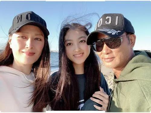 任达华|67岁任达华中山买房，打扮低调驼背像个老头，面色憔悴穿千元卫衣