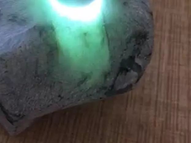 翡翠|一块黑皮的翡翠原石，一刀切出高冰翡翠，起货后真的是光彩夺目！