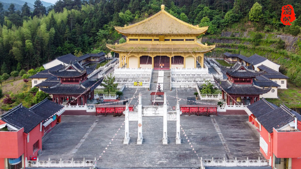三亚|贵州梵净山下发现一座金殿，里面竟供奉着中国最大的金玉弥勒佛
