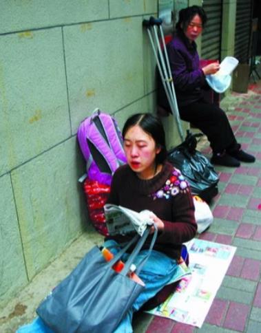 父亲跳海16年了,\追星狂人\杨丽娟,45岁没人敢娶如今过得怎样?