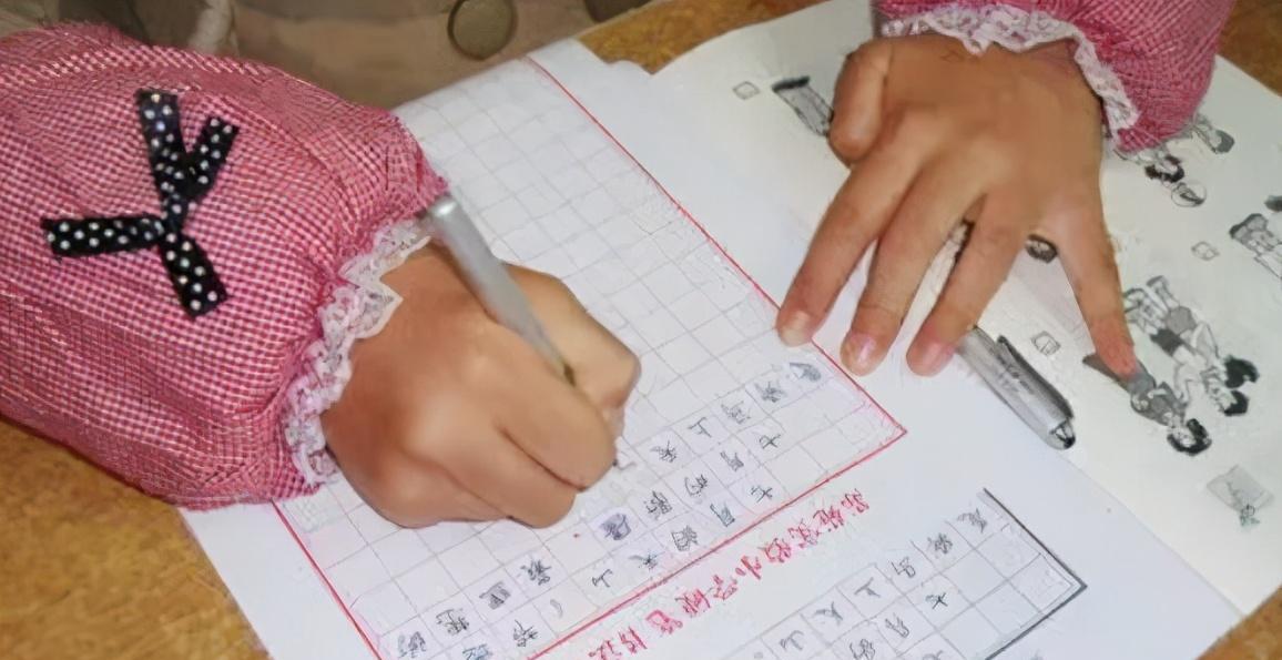 考试|“奶酪体”入侵中小学，字迹清晰却不被老师喜欢，网友：不委屈