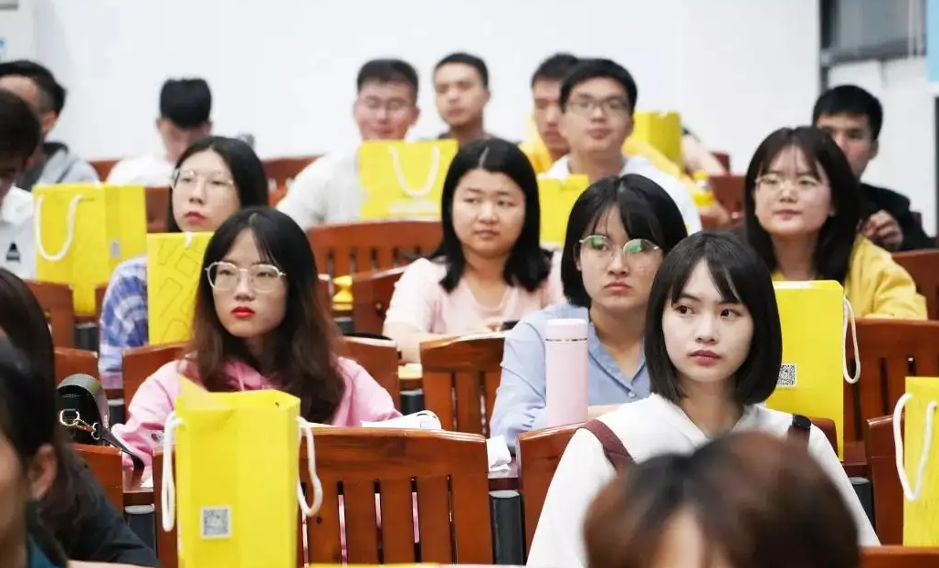 高校|2023高校秋招，985部分专业遇寒！学校大于专业，坑了多少孩子？