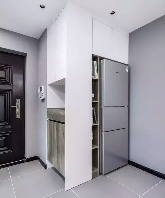 参观同事家100㎡新房,头次见冰箱放玄关,灰白色调怎么看都高级