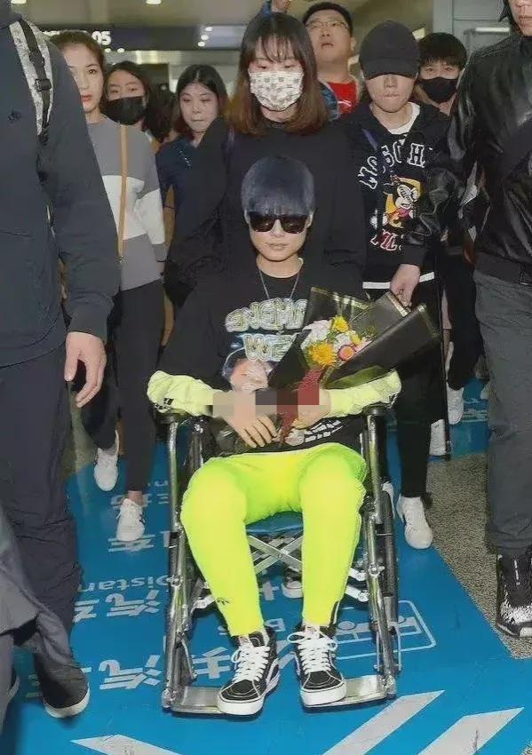 陈赫|李宇春眼含热泪说:银行卡里有很多钱,除了交医药费已经没有用了