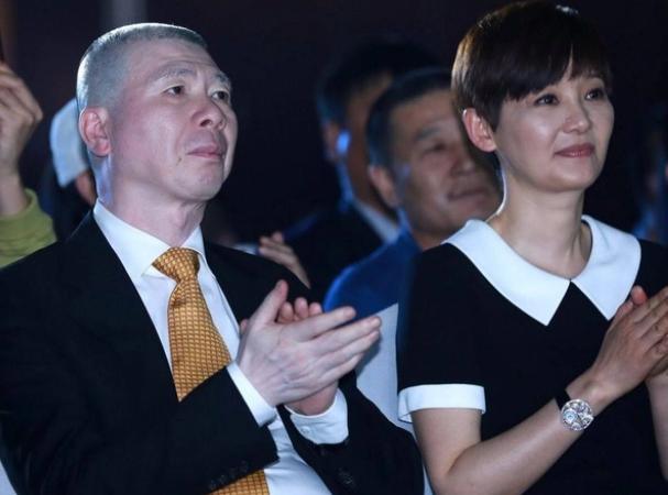 冯小刚|冯小刚全家定居美国，500万美金豪宅大气尊贵，穿拖鞋会客接地气