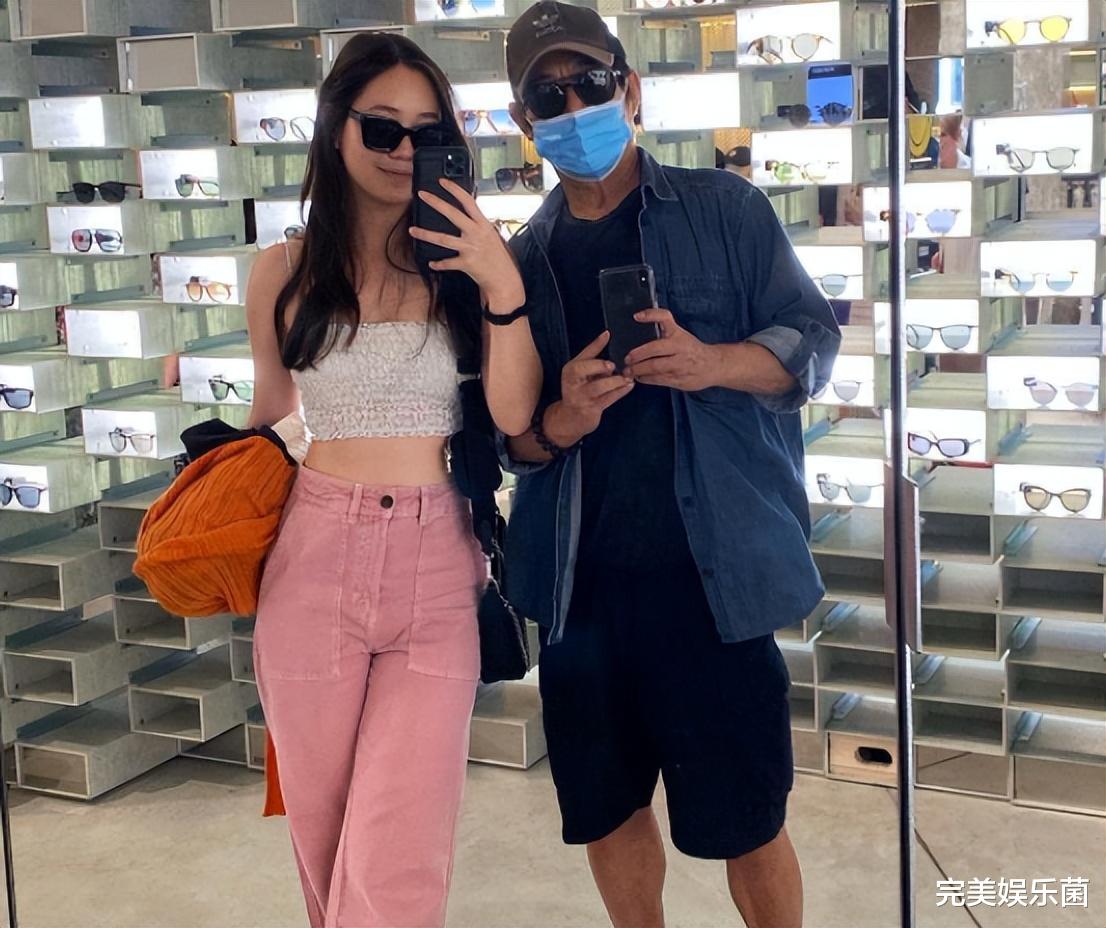 李连杰|59岁李连杰近照曝光，身材臃肿老态尽显，二女儿穿抹胸身高超父亲