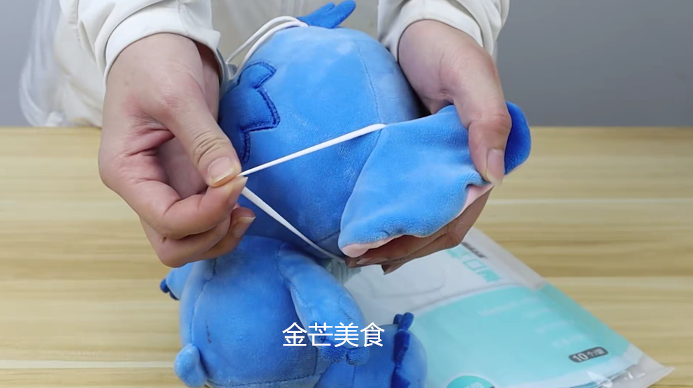 把创可贴撕一撕,粘在口罩上,很少人知道,解决戴口罩一大难题