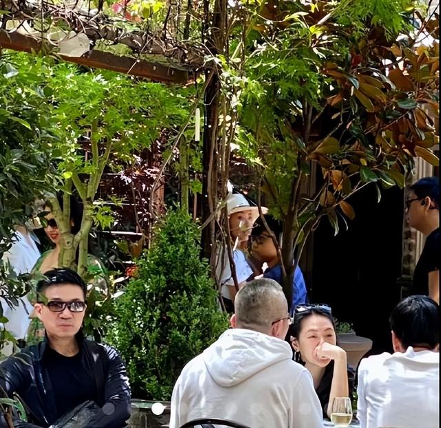 小S|徐熙娣小S国外旅行被偶遇,和大S具俊晔不同行,许亚钧全程戴墨镜