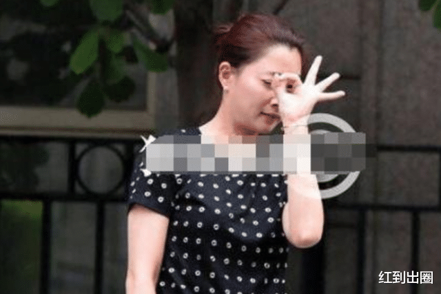 殷桃|42岁殷桃收工后被男粉搭讪！拍合照时男方一脸紧张，连忙鞠躬感谢