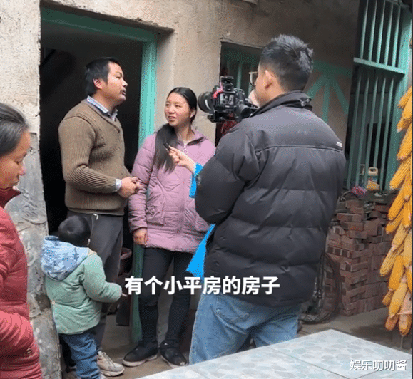 |牛爱芳夫妇穿破鞋受访，自曝“豪宅”细节，请俩实习生来当大咖？