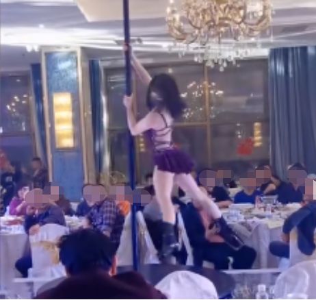 河北婚礼1段女子“不雅”视频全网疯传:低俗成瘾,正在蔓延