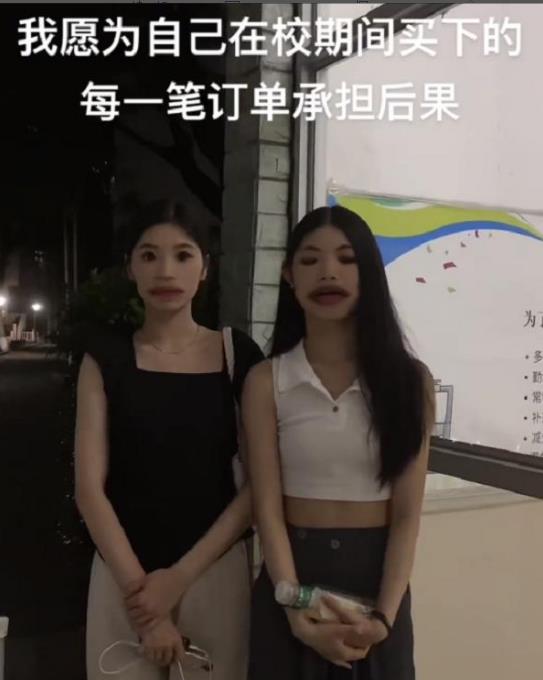 女学生|毕业后马上后悔，校门口尴尬地站着两名女学生，身旁行李很是亮眼