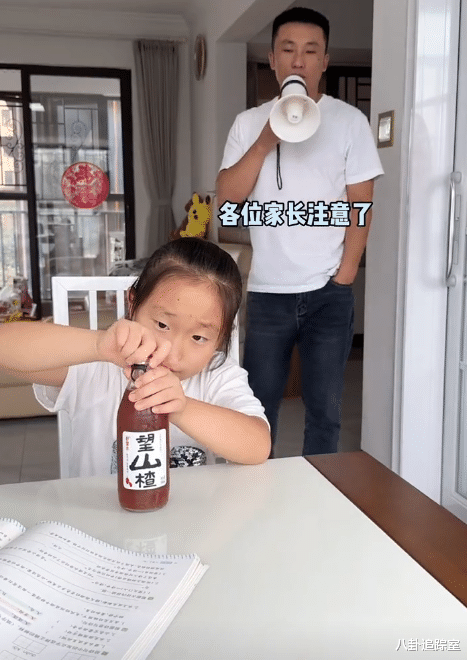 |9岁杨子钰变“专业演员”，亲情只靠金钱维系，成绩下降变倒数