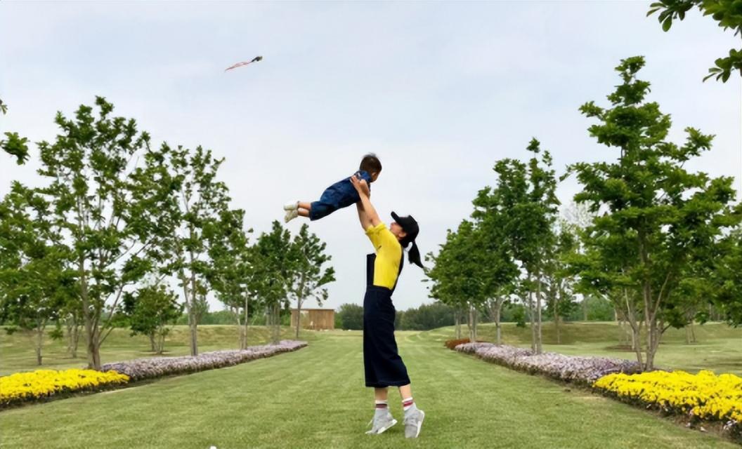 伏玟晓|东方卫视美女主持,闪婚闪离,二婚嫁富二代,今34岁独自带儿子