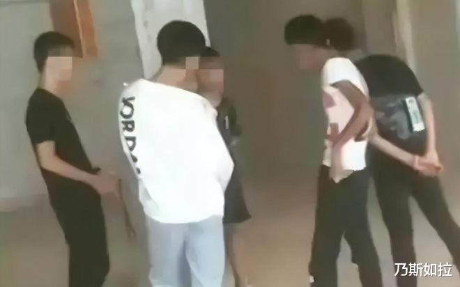 8个初中生活埋21岁男子,还笑着拍视频,如此魔鬼不判死刑?