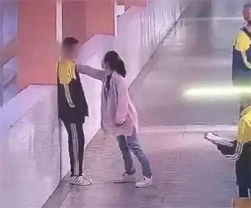 2020年,武汉14岁男孩被母亲当众扇耳光跳楼,一年后母亲选择自杀