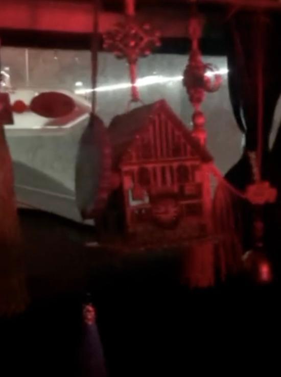 年轻女子夜晚乘网约车,司机竟在车里做这事……女子大喊:我怕了