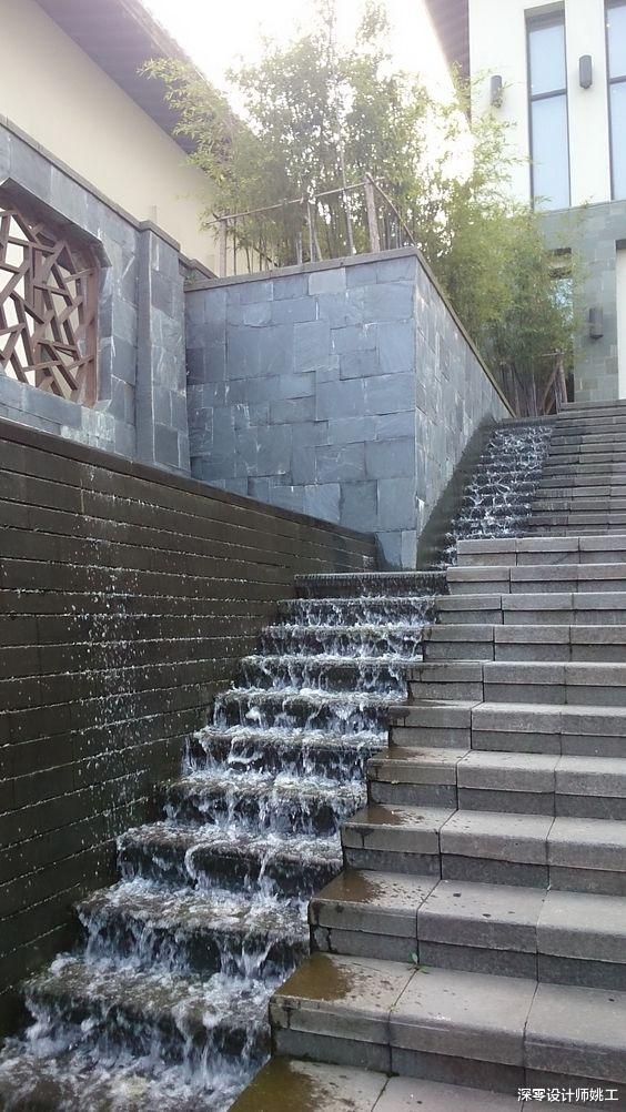 购房置业|第一次见到,还有人喜欢在走道边设水景,流水潺潺自然灵动,舒适静谧