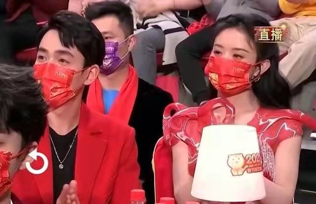 春晚|赵丽颖首次亮相春晚太紧张！一袭红裙造型甜美，人美气质佳很抢眼