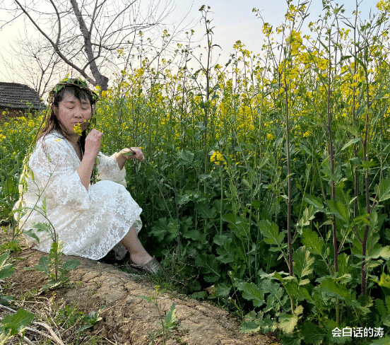 余秀华|余秀华醉酒直播丑态百出，向男友索吻被拒，遭知名导演点名批评