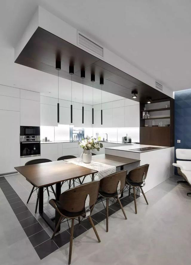 早该想到的啊，在橱柜和岛台之间塞推拉门，空间分离实现独立双厨