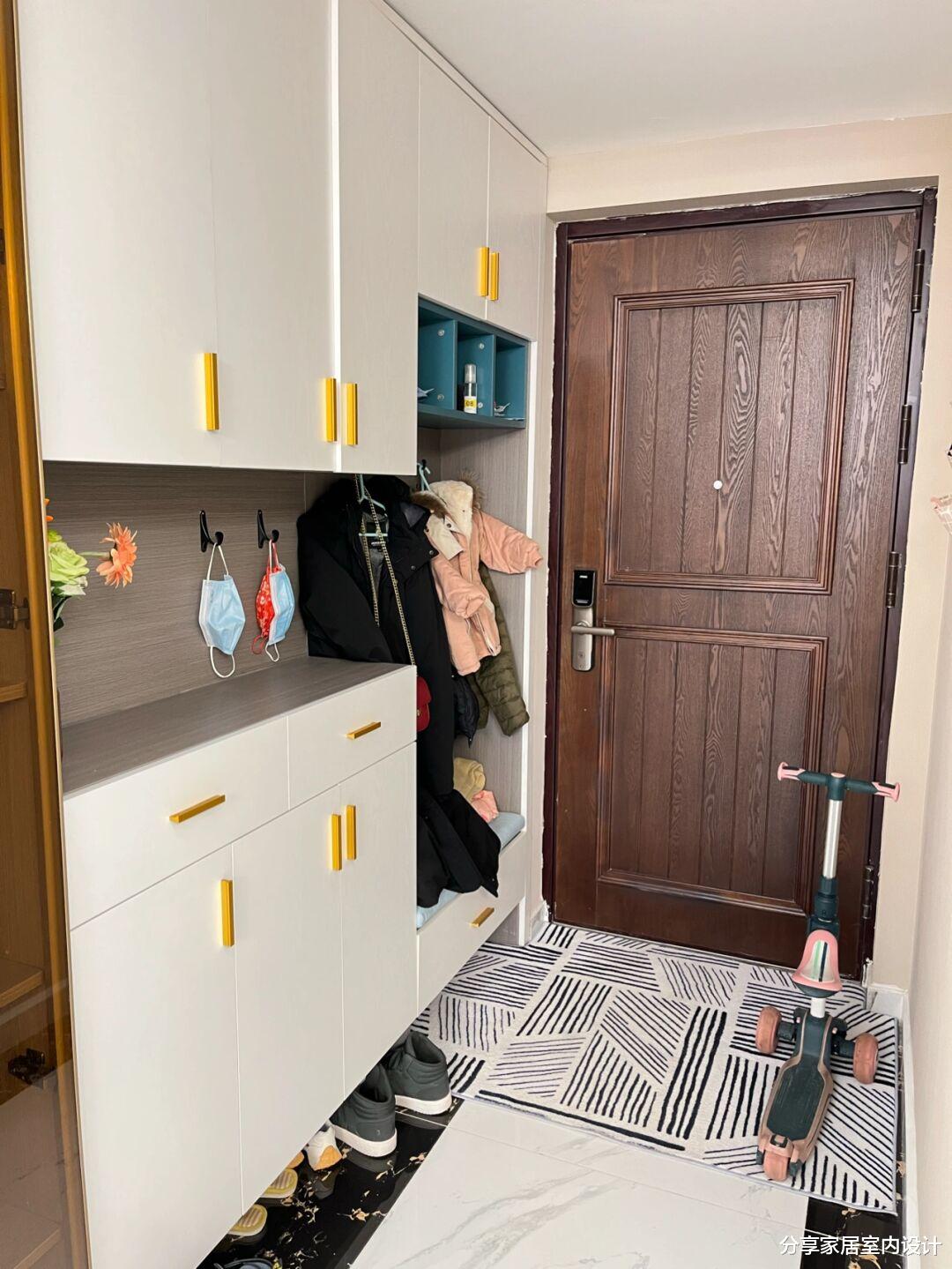 她家入住一个月后的新房,室内整洁干净很舒适,设计柜子很实用!