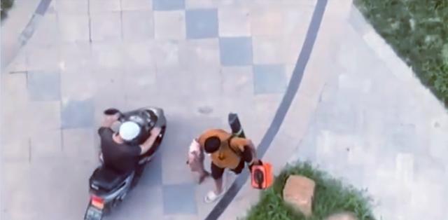 小伙提着30斤的大鱼挣表现,准岳母一番神操作,气得当场鼻血直流