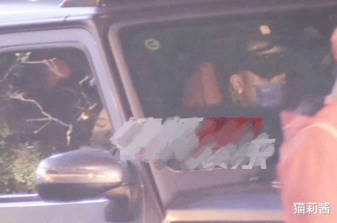 黄子韬|黄子韬恋情实锤？光明正大把女方载回家，两人疑似同居