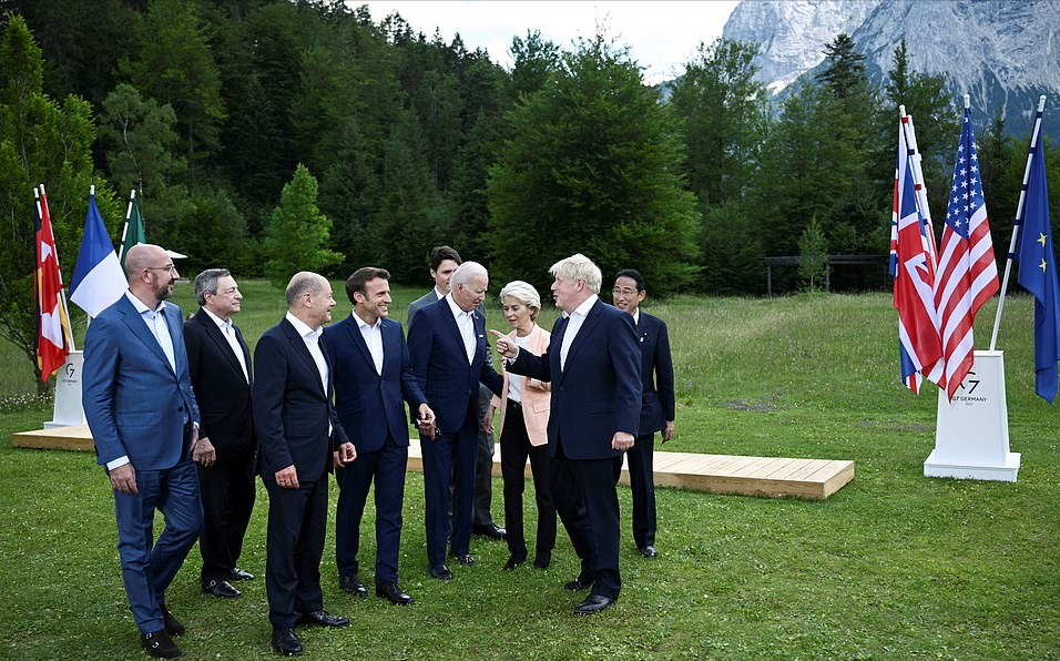G7峰会大合影最新出炉！鲍里斯站C位，英国夫人穿2万5西装太美了
