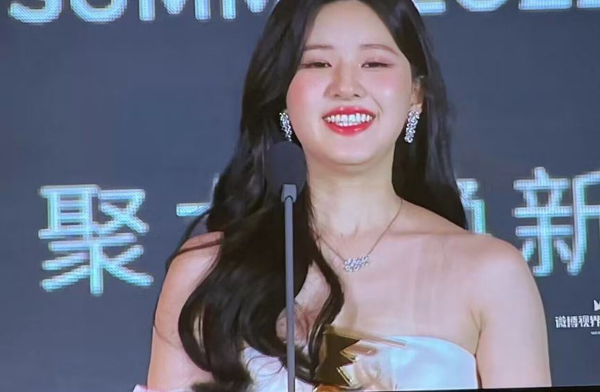 赵露思|赵露思红毯造型翻车，面部圆润斜方肌宽大，生图精修判若两人