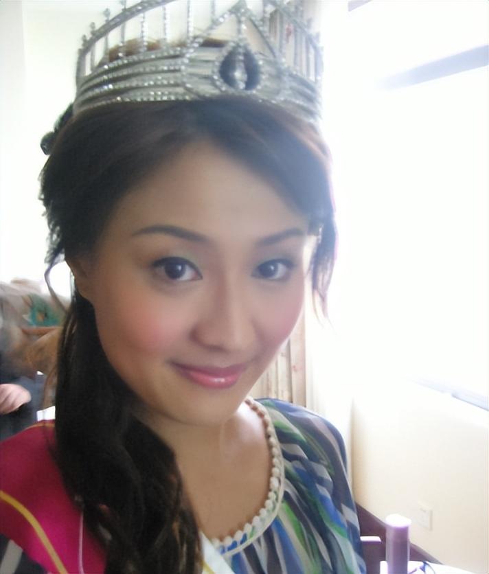 街拍|39岁女星宣布移民加拿大！带12个行李箱出现机场，挥泪告别亲友