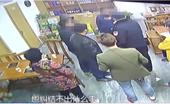 山东青岛,一男子在饭店请同事吃饭花了506元,结账时要开发 票,服务员却说开不了