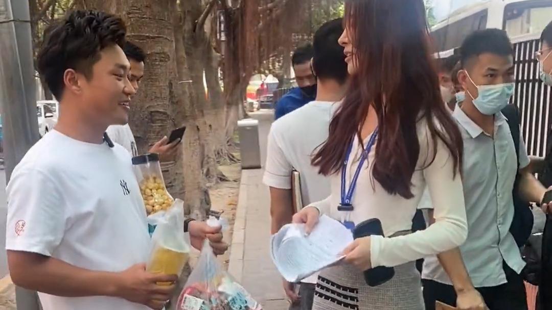 小伙爱上美女厂花，屡次献殷勤遭拒，美女表情亮了！网友：放手吧