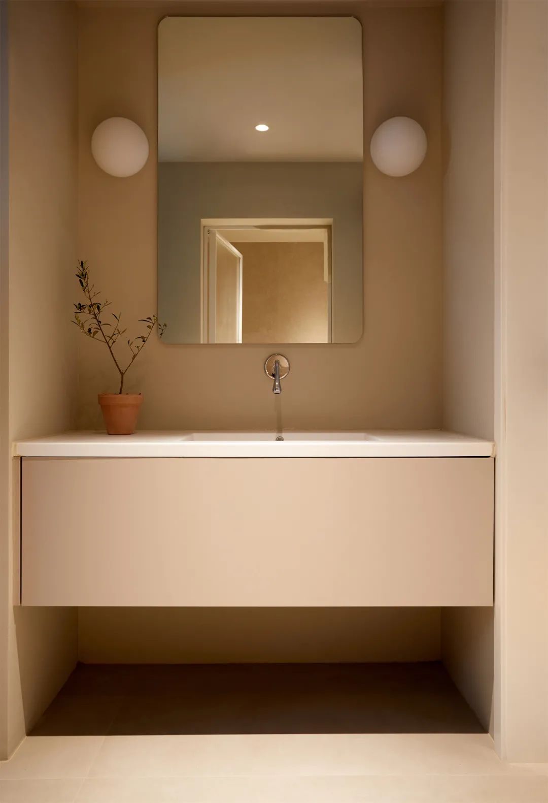 她买下被人嫌弃的一楼，改造后变成小区样板房，通透又敞亮，羡慕