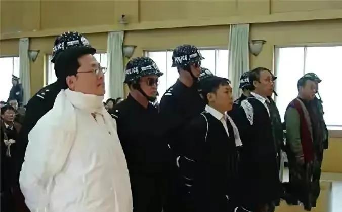 2006年,身家495亿的袁宝璟被判死刑后,押赴刑场时他神色不服