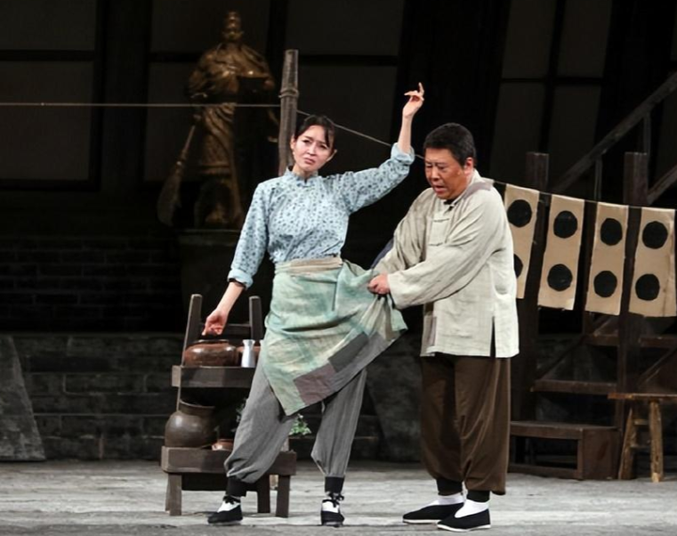 窝头会馆|《窝头会馆》天津首演圆满成功，观众的掌声嘲讽了太多“郭黑”