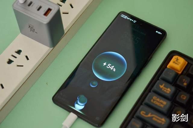 壁紙|居家好物：努比亞新款四口65W氮氣鎵充電套裝實測，溫控好、安全性高